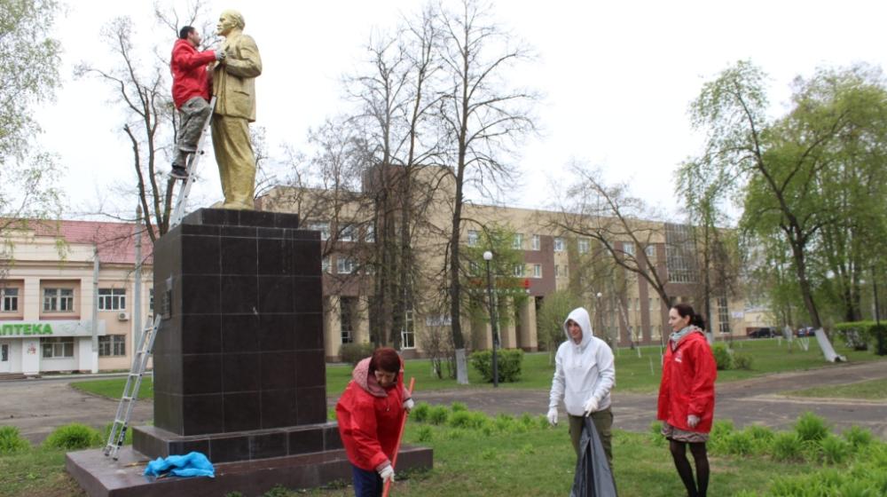 Пензенские коммунисты провели субботники у памятников В.И. Ленину и И.В. Сталину