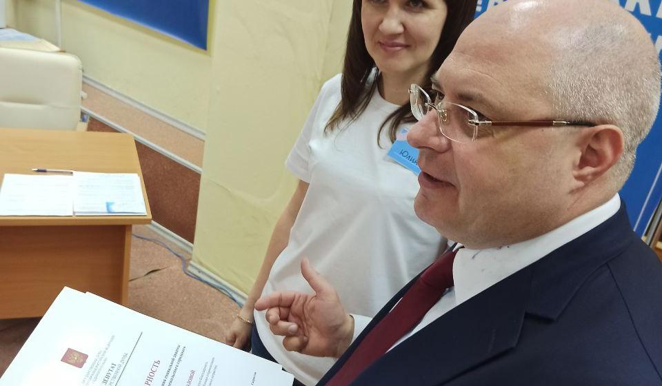 Белгородская область. Сергей Гаврилов вручил благодарности волонтерам «Союза поддержки матерей и жен военнослужащих» Старого Оскола