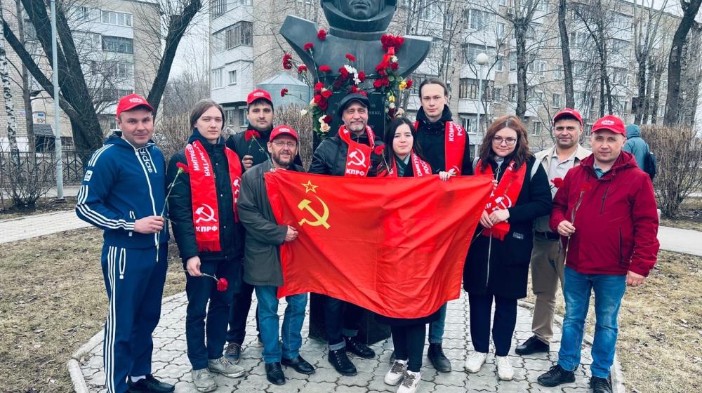 Пермские коммунисты и комсомольцы возложили цветы к памятнику великого космонавта Юрия Гагарина