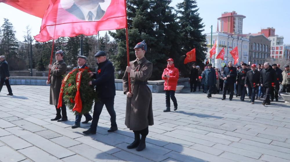 В Омске коммунисты выразили протест против драпировки Мавзолея В.И. Ленина 9 Мая