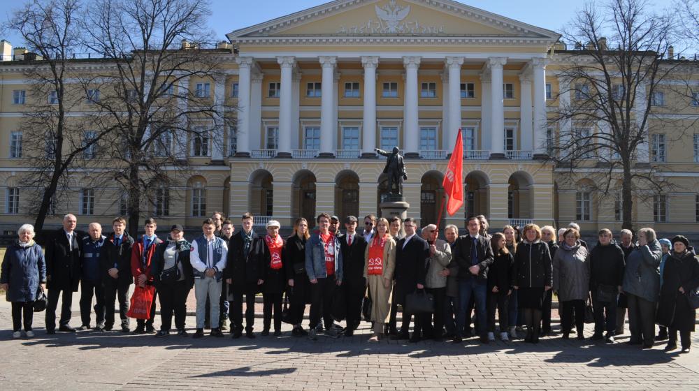 Коммунисты города трех революций провели мероприятие у Смольного