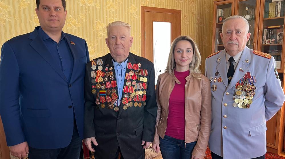 Тульская область. А.А. Лебедев поздравил с 97-летием ветерана войны и партии А.И. Тимофеева