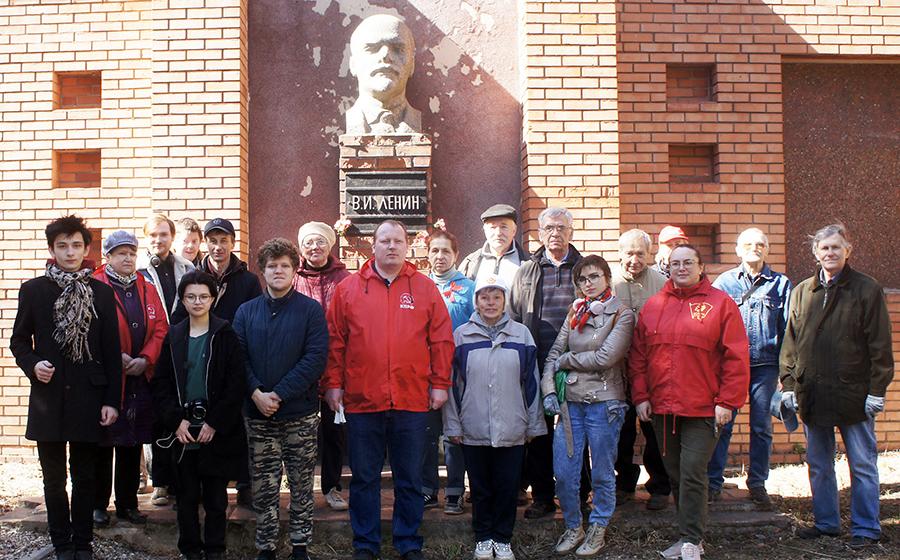 Ивановские коммунисты и комсомольцы провели субботник на Мемориале старых большевиков
