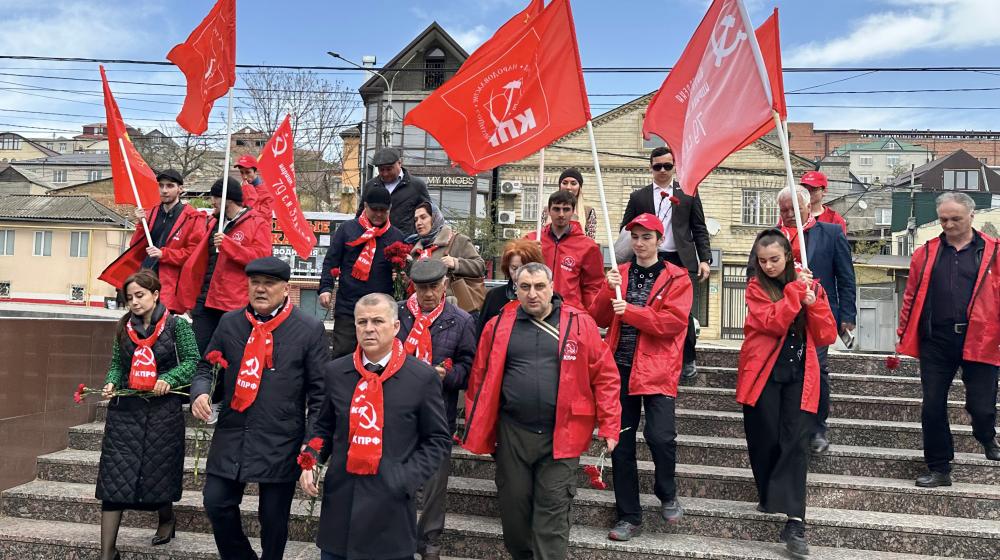 Коммунисты и комсомольцы Махачкалы почтили память вождя мирового пролетариата В.И. Ленина