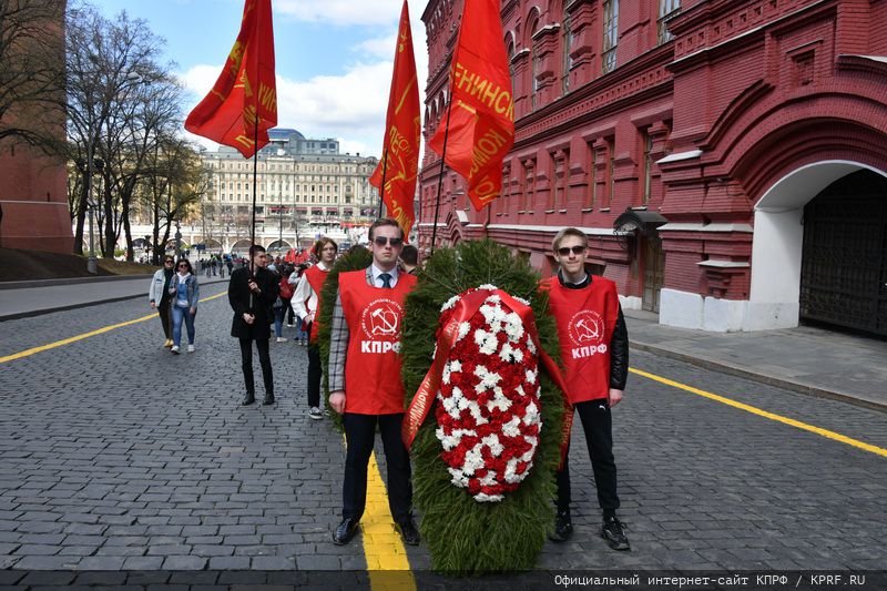 Возложение венков и цветов к Мавзолею Ленина на Красной площади