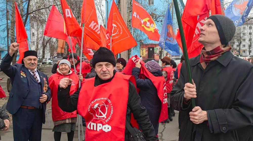 День Космонавтики. К памятнику Гагарина в Кызыле пришли возложить цветы ветераны и молодёжь