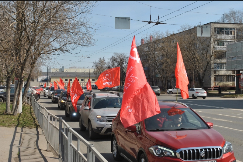 Нижегородские коммунисты провели автопробег по улицам своего города
