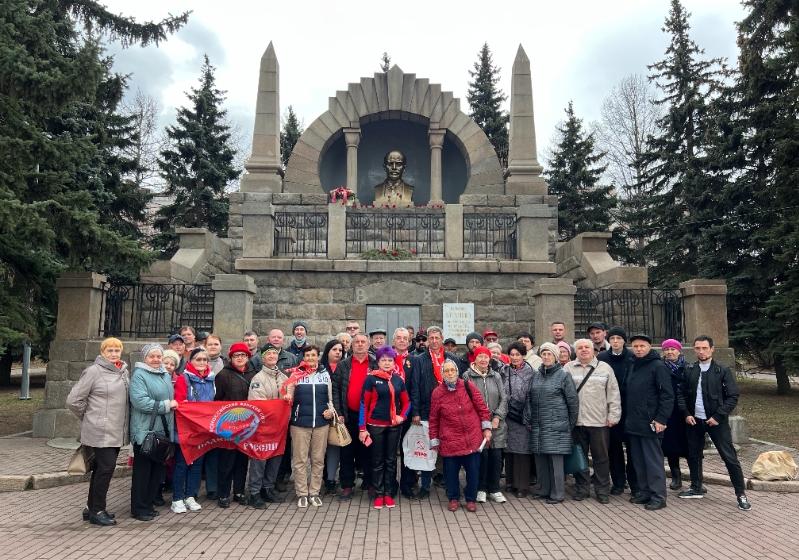Челябинские коммунисты и сторонники возложили цветы к памятнику-мавзолею Владимира Ленина на Алом поле