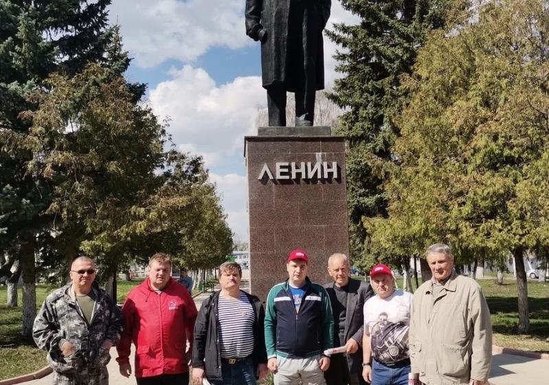 Тульские коммунисты привели в порядок Аллею Героев и памятник В.И. Ленину