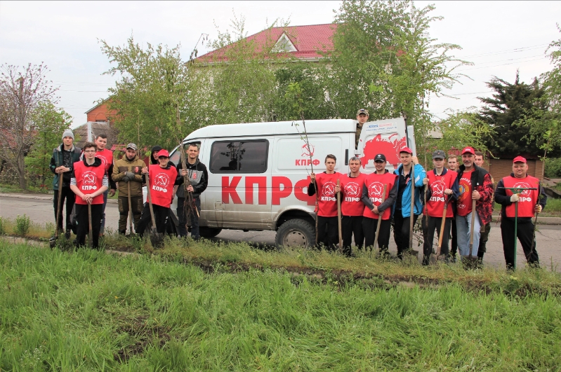 В канун Первомая и Дня Победы луганский актив КПРФ высадил каштановую аллею