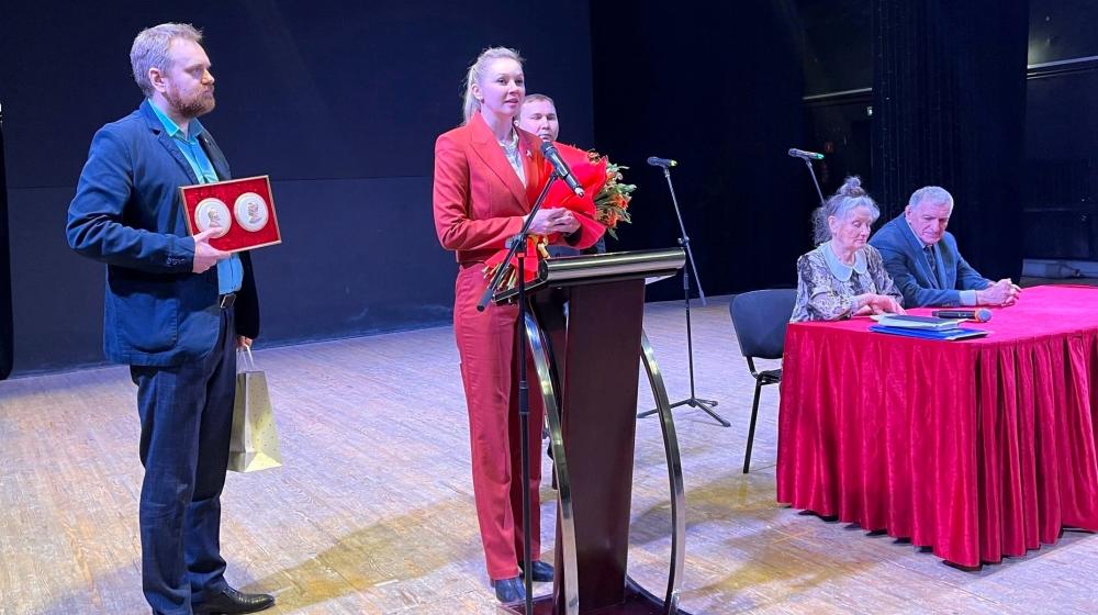 Екатеринбург. Депутаты КПРФ поздравили сотрудников Уральского турбинного завода с 85-летием