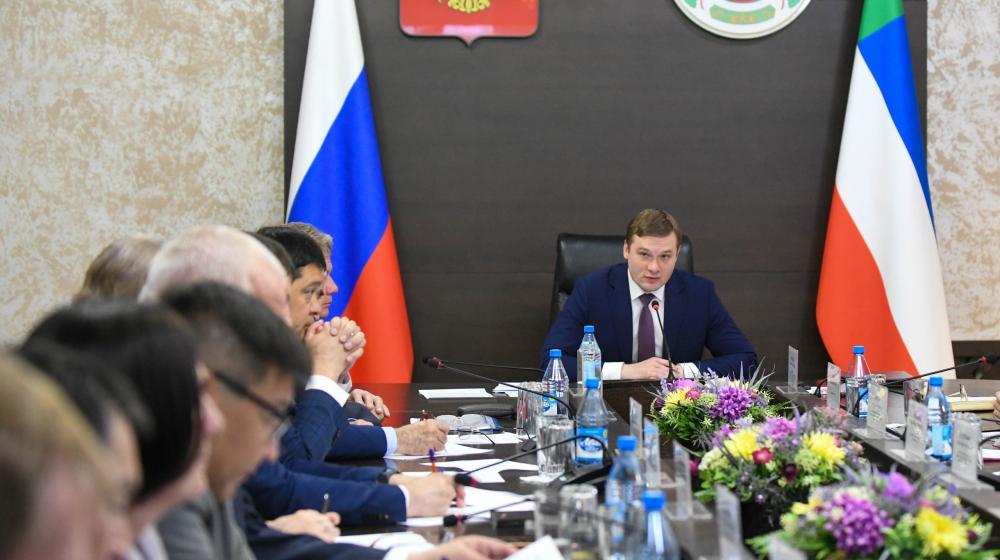 Глава Хакасии коммунист Валентин Коновалов поручил правительству республики активнее поддерживать коллективные формы хозяйствования на селе
