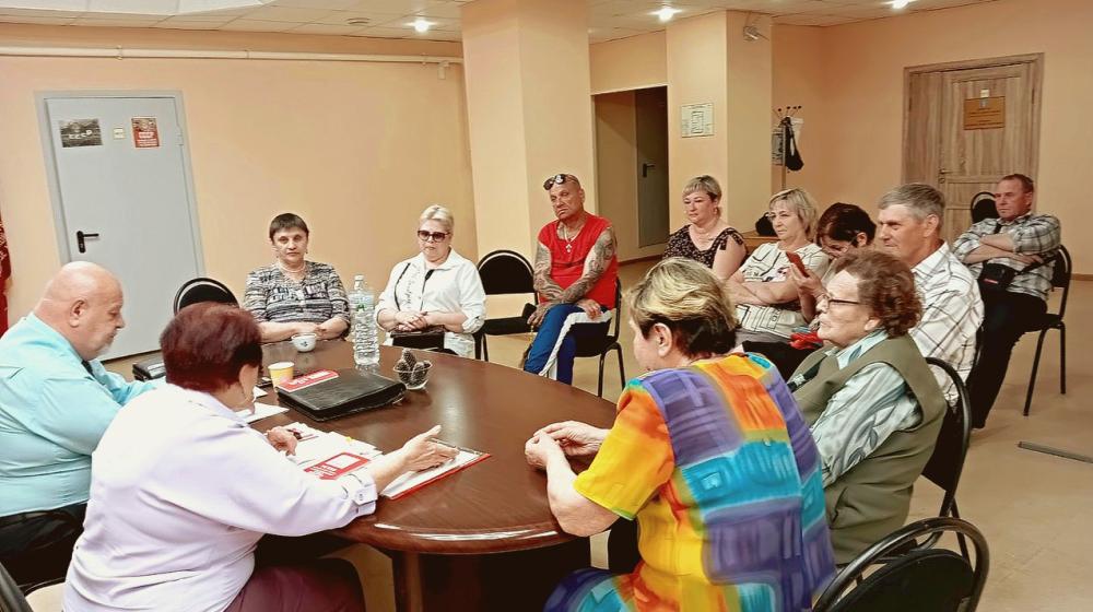 По поручению руководителя фракции КПРФ в Мособлдуме Александра Наумова коммунисты Озер наградили ветеранов