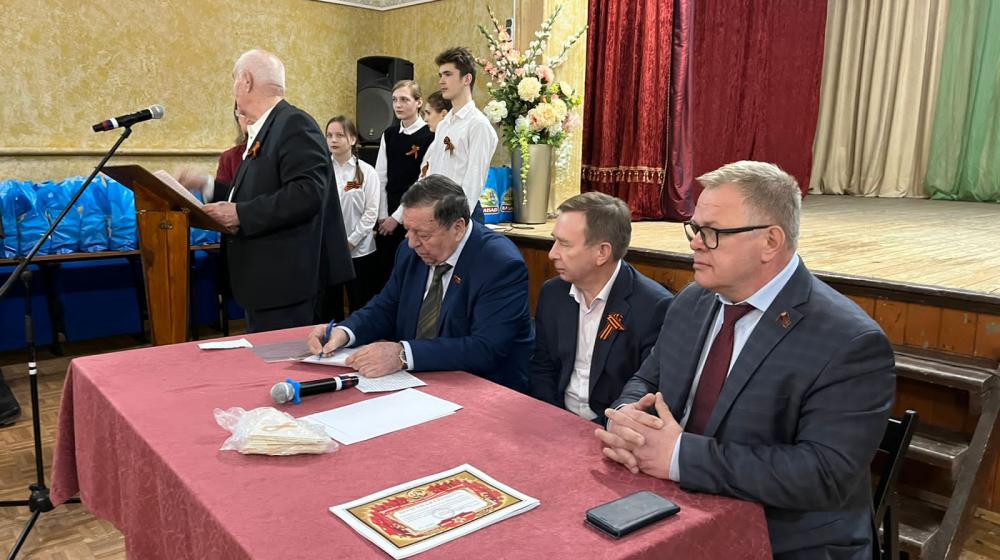 Руководитель фракции КПРФ в Московской областной Думе Александр Наумов поздравил с Днём Победы детей войны в Кашире