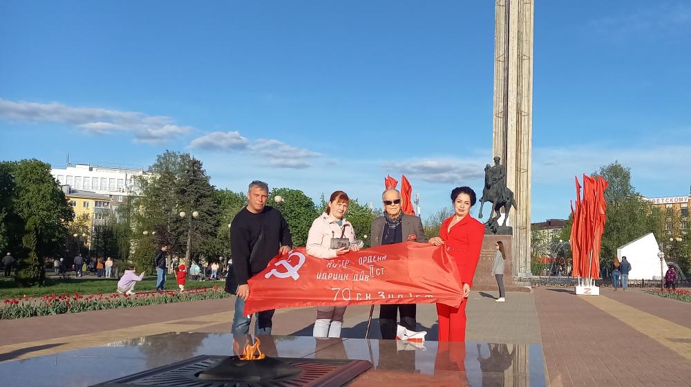 Калужские коммунисты передали участникам СВО цифровой прибор ночного видения и копию Знамени Победы