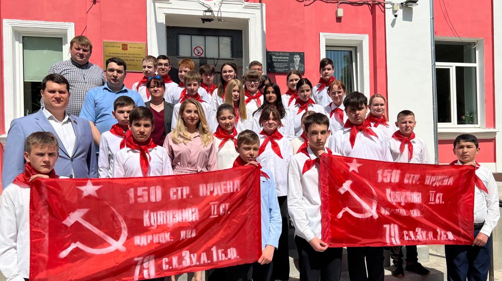 Тульский обком КПРФ в преддверии Дня Пионерии организовал прием в пионеры учащихся школ