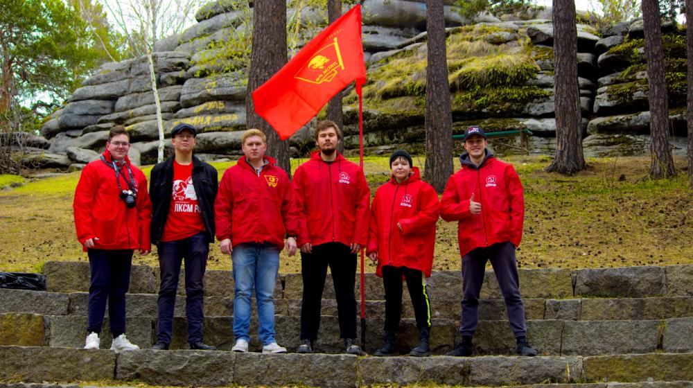 Свердловская область. Члены КПРФ вместе с активистами Левого фронта и движения «За новый социализм» отметили Первомай субботником