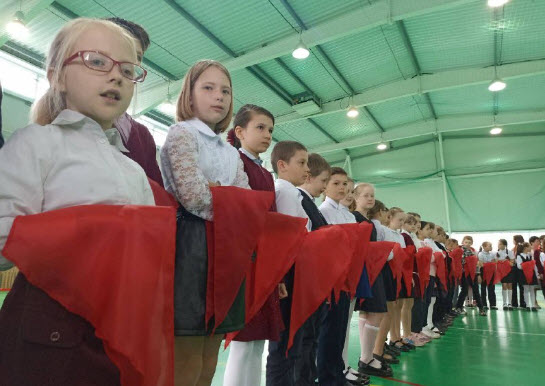 Саратовская область. Депутаты-коммунисты Ольга Алимова и Денис Буланов торжественно повязали пионерам алые галстуки