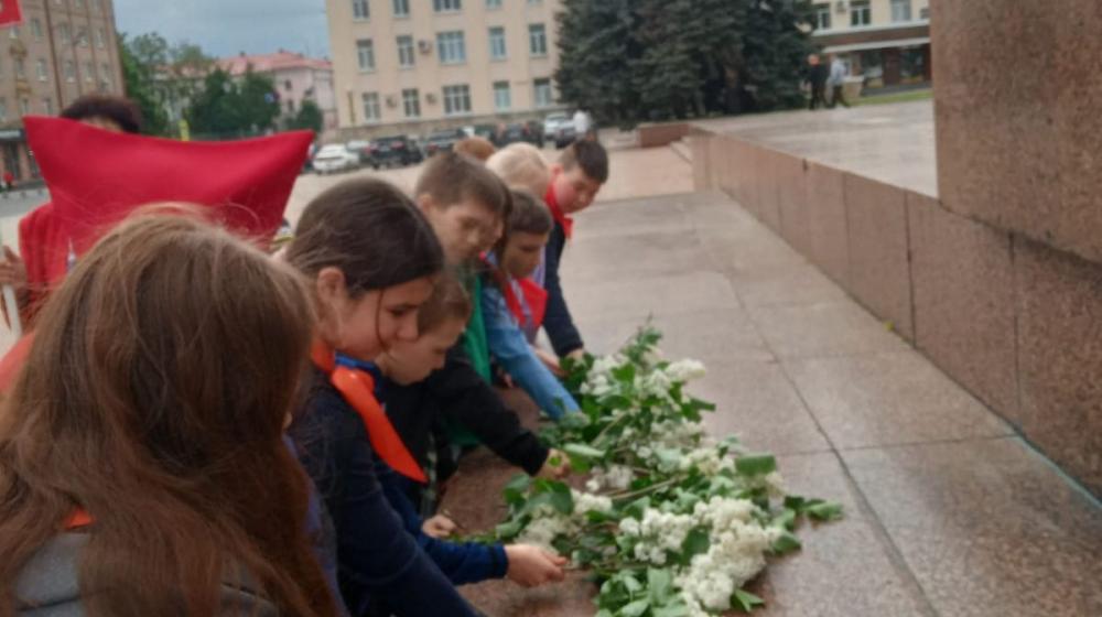 В Брянске на площади Ленина коммунисты провели приём в пионеры