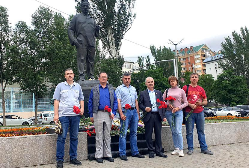Ростов-на-Дону. Красные гвоздики Михаилу Александровичу Шолохову