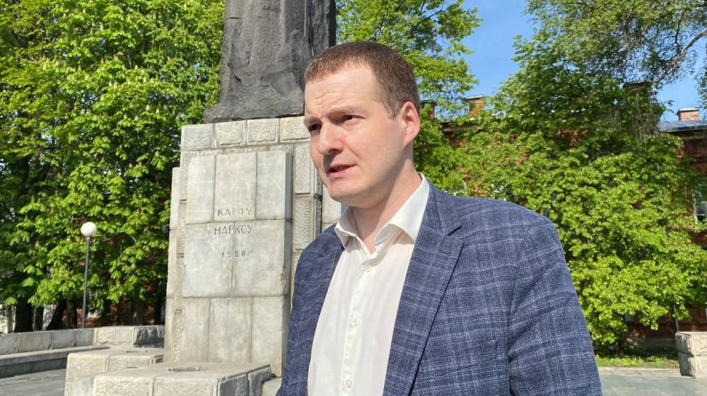 Ульяновцы возложили цветы к памятнику Карлу Марксу в честь его 205-летия