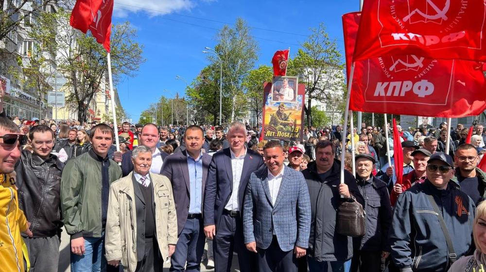 Ульяновские коммунисты возложили цветы к Вечному огню