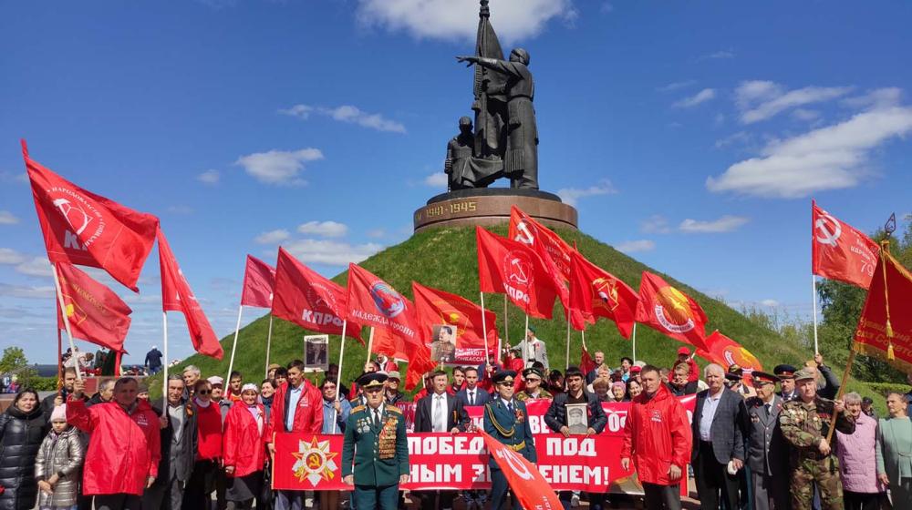 Коммунисты Чувашии встретили 9 Мая с копиями Знамени Победы