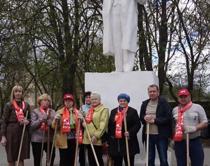 В Туле на Косой Горе коммунисты провели субботник у памятника Ленину