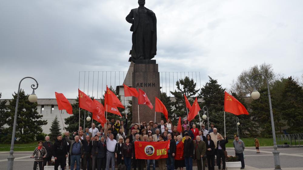 Красный Первомай в Астрахани отметили автопробегом и возложением цветов