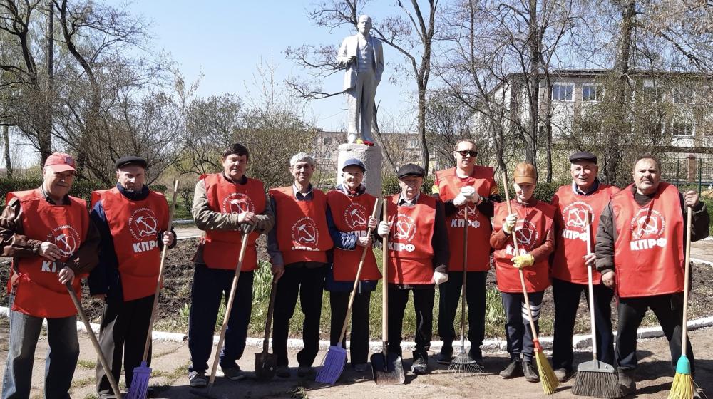 Тульская область. Коммунисты города Ефремова по традиции провели субботник у памятника Ленину