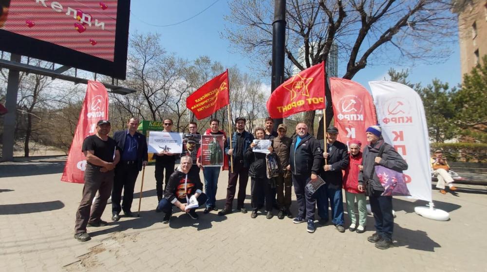 Коммунисты провели акцию против драпировки памятника В.И. Ленину в Хабаровске