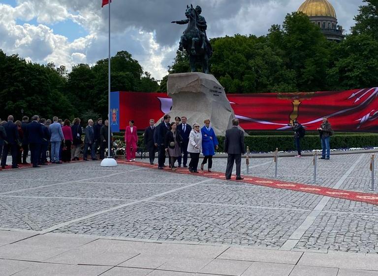 Сергей Пантелеев возложил цветы к Памятнику Петру Первому на Сенатской площади Санкт-Петербурга