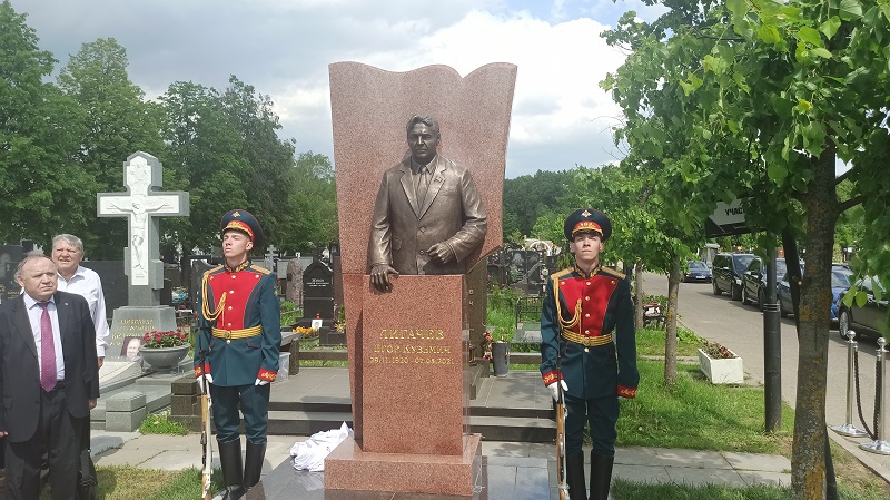 Анатолий Локоть принял участие в открытии памятника Егору Лигачеву на Троекуровском кладбище Москвы