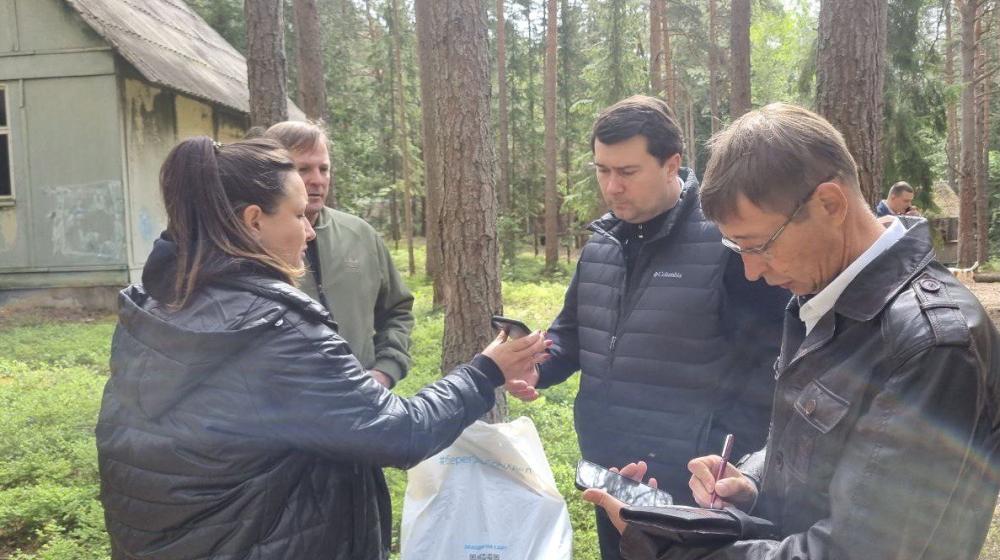 В День Волги Олег Лебедев с экоактивистами очистили от мусора берег великой русской реки в Конаковском районе Тверской области