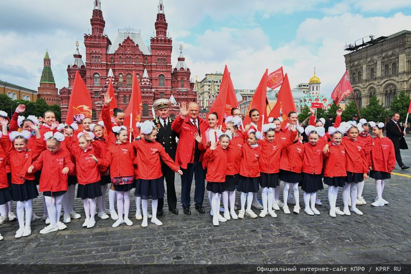 «Красная площадь сияла кумачом». Репортаж Галины Платовой с пионерской линейки в Москве