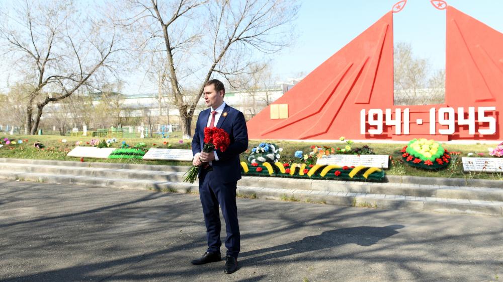 Глава Хакасии Валентин Коновалов и коммунисты республики почтили память бойцов, умерших от ран в госпиталях Абакана во время Великой Отечественной войны