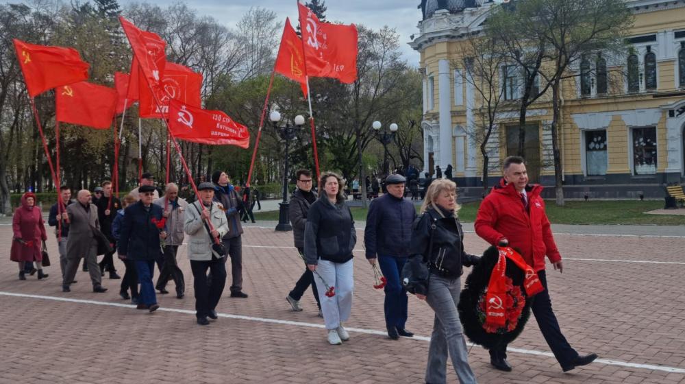 Амурские коммунисты возложили цветы к Вечному огню в Благовещенске