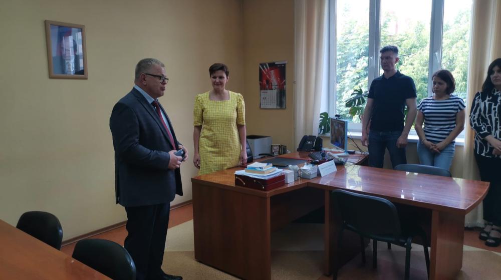 Руководитель фракции КПРФ в Московской областной Думе Александр Наумов вручил награды социальным работникам в Домодедове