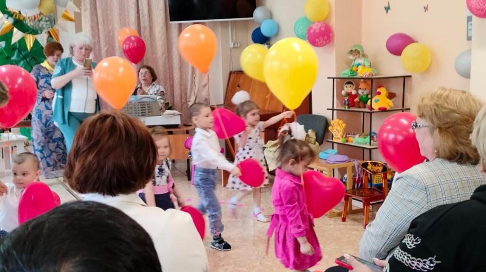 Забайкальские коммунисты посетили дом ребёнка в День защиты детей