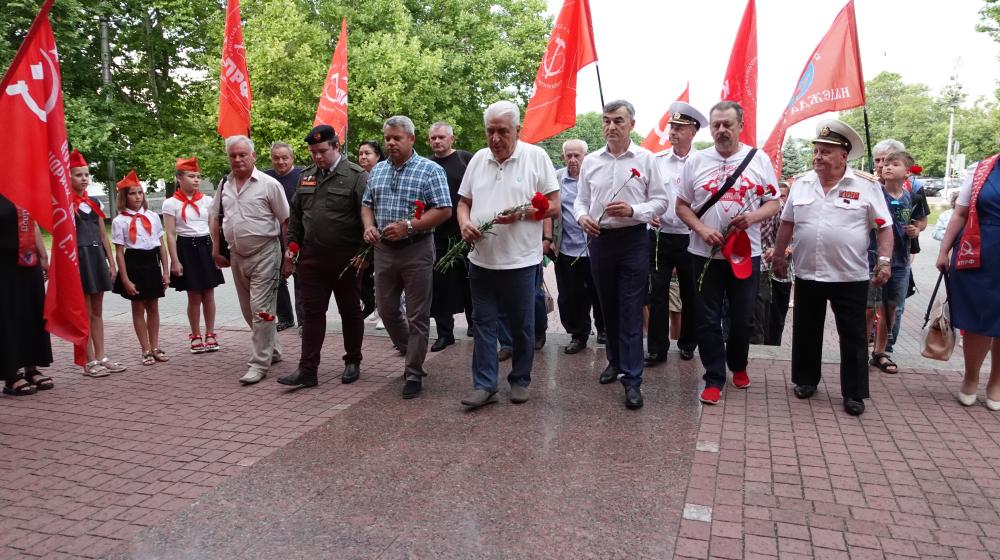 Севастопольские коммунисты почтили память погибших в Великой Отечественной войне акцией «Звезда памяти»