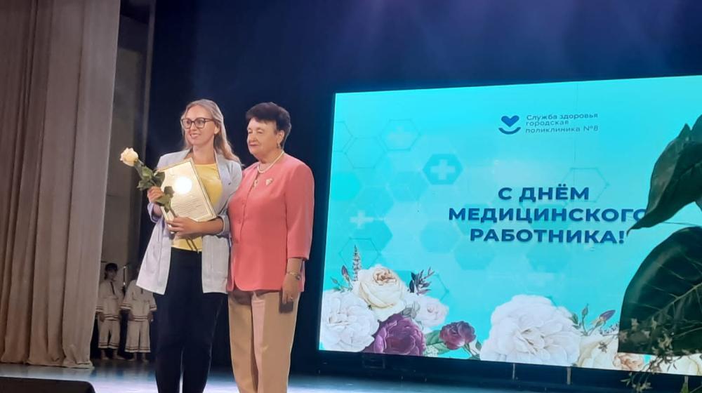 Тюменская область. Депутат-коммунист Тамара Казанцева поздравила медицинских работников