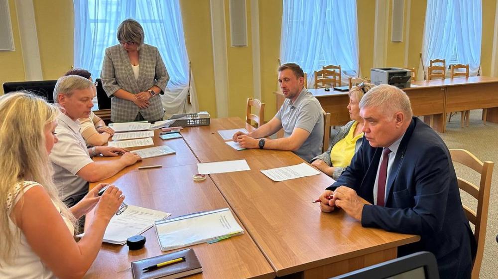 Лидер омских коммунистов Андрей Алехин подал документы в облизбирком для участия в выборах губернатора