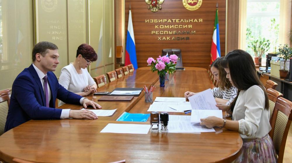 Республика Хакасия. Валентин Коновалов одним из первых в России сдал в Избирком подписи депутатов и глав муниципалитетов в свою поддержку!