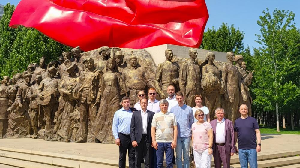 Делегация КПРФ почтила память Мао Цзэдуна и посетила партийную школу ЦК КПК