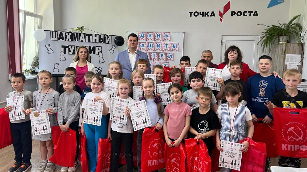 Первый секретарь Тульского обкома партии Алексей Лебедев поздравил юных шахматистов в День защиты детей
