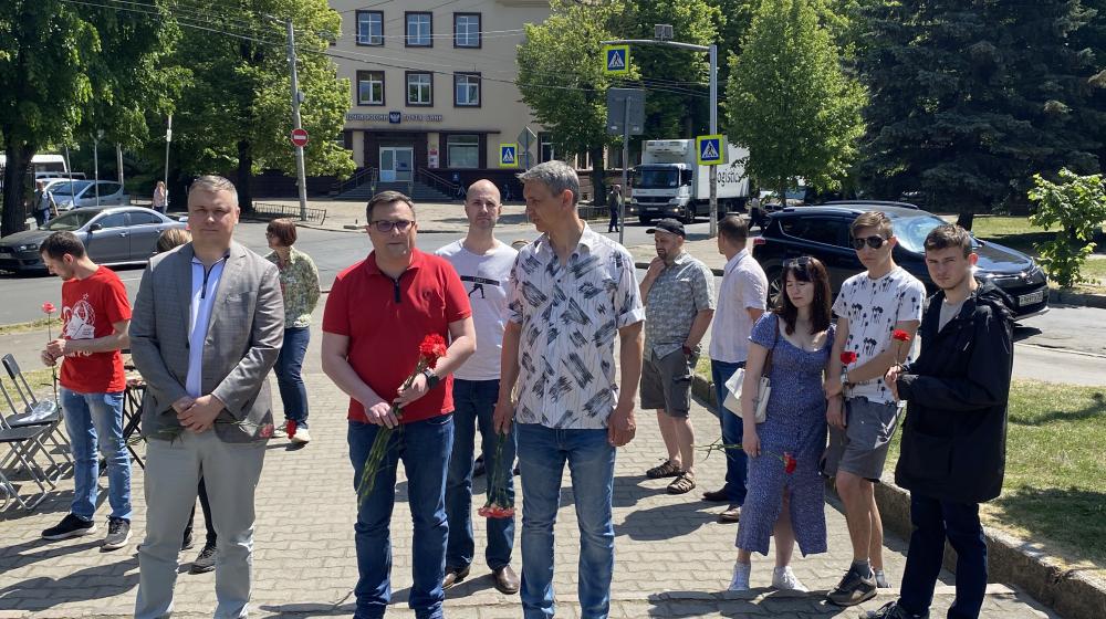 В День русского языка коммунисты Калининграда возложили цветы к памятнику Пушкину