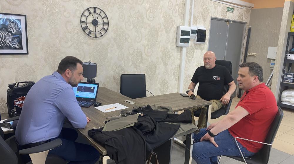 Лидер калининградских коммунистов Максим Буланов посетил местное предприятие, выпускающее экипировку для бойцов СВО
