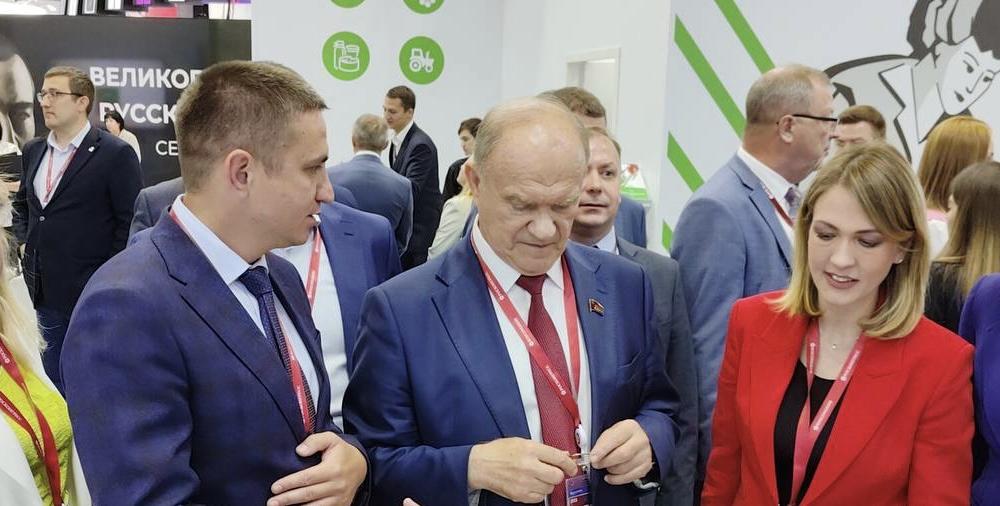 Геннадий Андреевич Зюганов посетил выставку от Хакасии на ПМЭФ