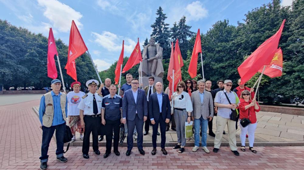 Коммунисты Калининграда возложили цветы к памятнику героям штурма Кенигсберга