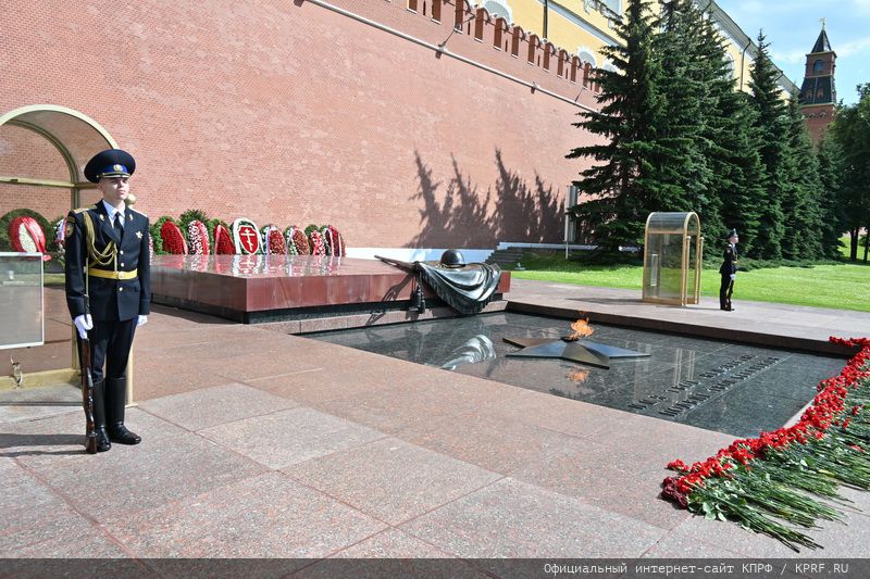 В 82-ю годовщину вероломного нападения фашистской Германии на нашу Советскую Родину и начала Великой Отечественной войны (1941-1945 г) прошло возложение венков и цветов к Могиле Неизвестного Солдата в Александровском саду и к памятнику Маршалу Жукову